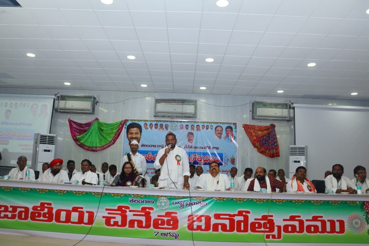 చేనేత వస్త్రాలను ధరించి నేతన్నలను ప్రోత్సహిద్దాం   కార్మికుల సమస్యలను ప్రభుత్వం దృష్టికి తీసుకెళ్తాం   మేయర్ కోలగాని శ్రీనివాస్, అదనపు కలెక్టర్ అశ్విని తానాజీ వాకడే